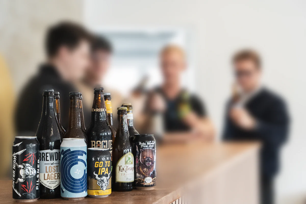 Billeder af øl og mennesker i baggrunden